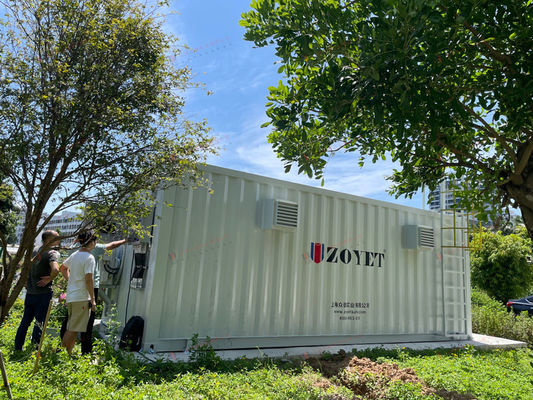 Niestandaryzowany, kontenerowy magazyn energii z bateriami, biały